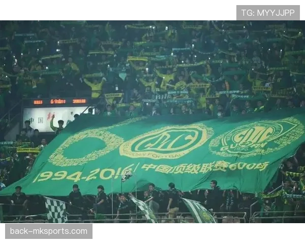 北京国安德比战激战正酣，球迷热情点燃京城之夜